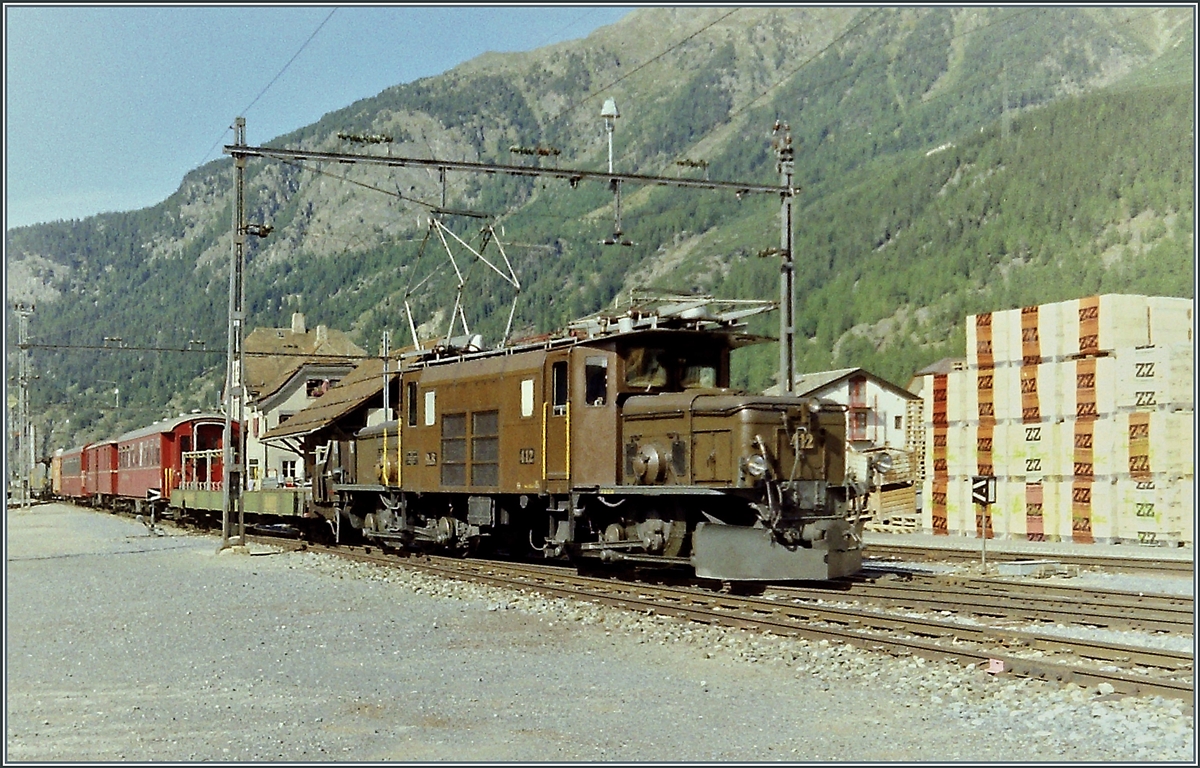 Die RhB Ge 6/6 412 mit einem Güterzug in Zernez. 

Analogbild vom September 1993