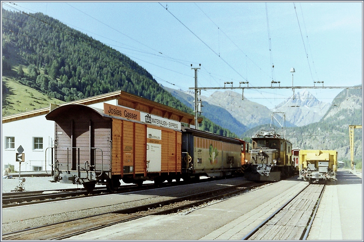 Die RhB Ge 6/6 I 412 rangiert in Zernez.

Sept. 1993