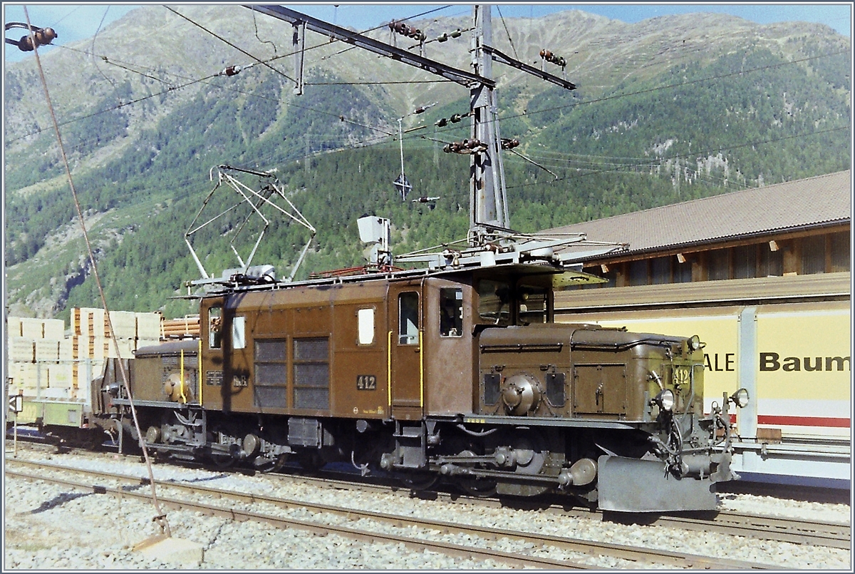 Die RhB Ge 6/6 I 412 rangiert in Zernez. 

Sept. 1993