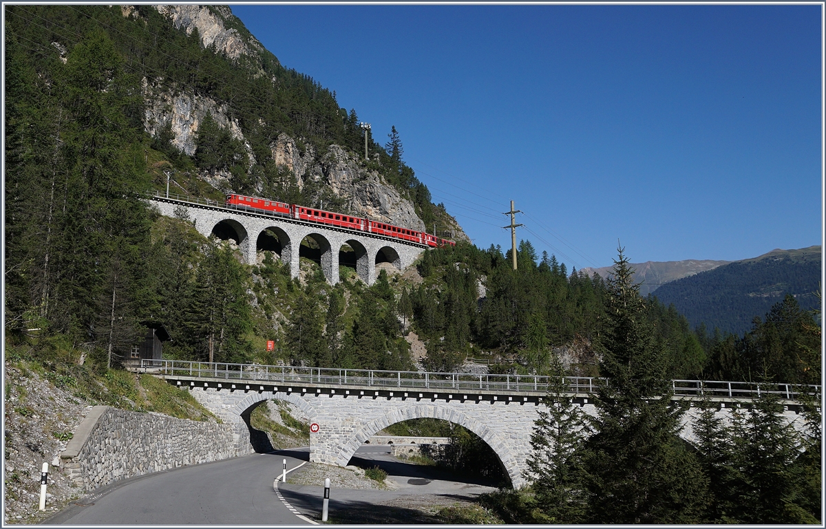 Die Rhb Ge 6/6 II 707 hat den Rugnux Kehrtunnel verlassen und fährt nun mit ihrem Schnllzug über den Rugnux Lehnviadukt weiter Richtung St.Moritz.
14. Sept. 2016