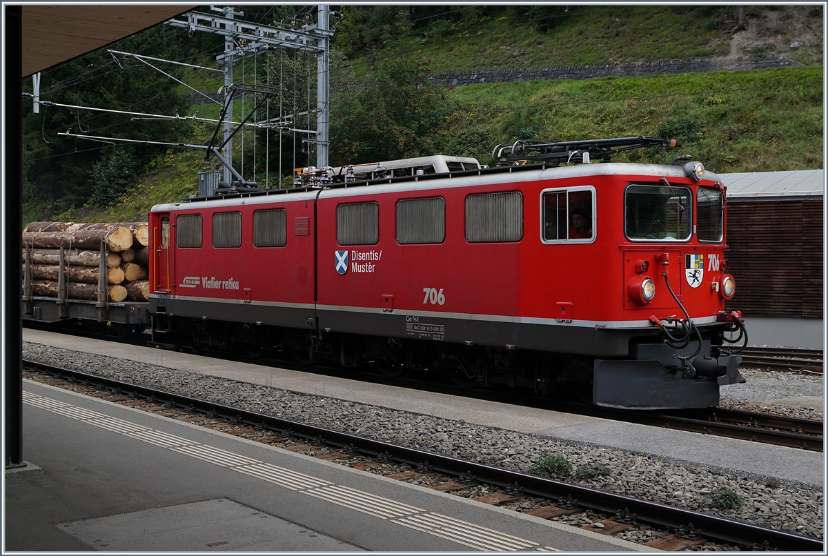 Die RhB Ge 6/6 II 706 wartet mit einem Güterzug in Bergün Bravuogn auf die Weiterfahrt Richtung Samedan.
15. Sept. 2016 