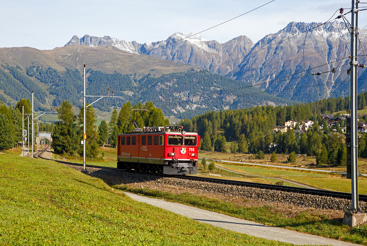 Die RhB Ge 6/6 II 705 „Pontresina/Puntraschigna“ kommt am 13.09.2017 aus Samedan in Pontresina an, um im Bahnhof einen Gterzug zu bernehmen.