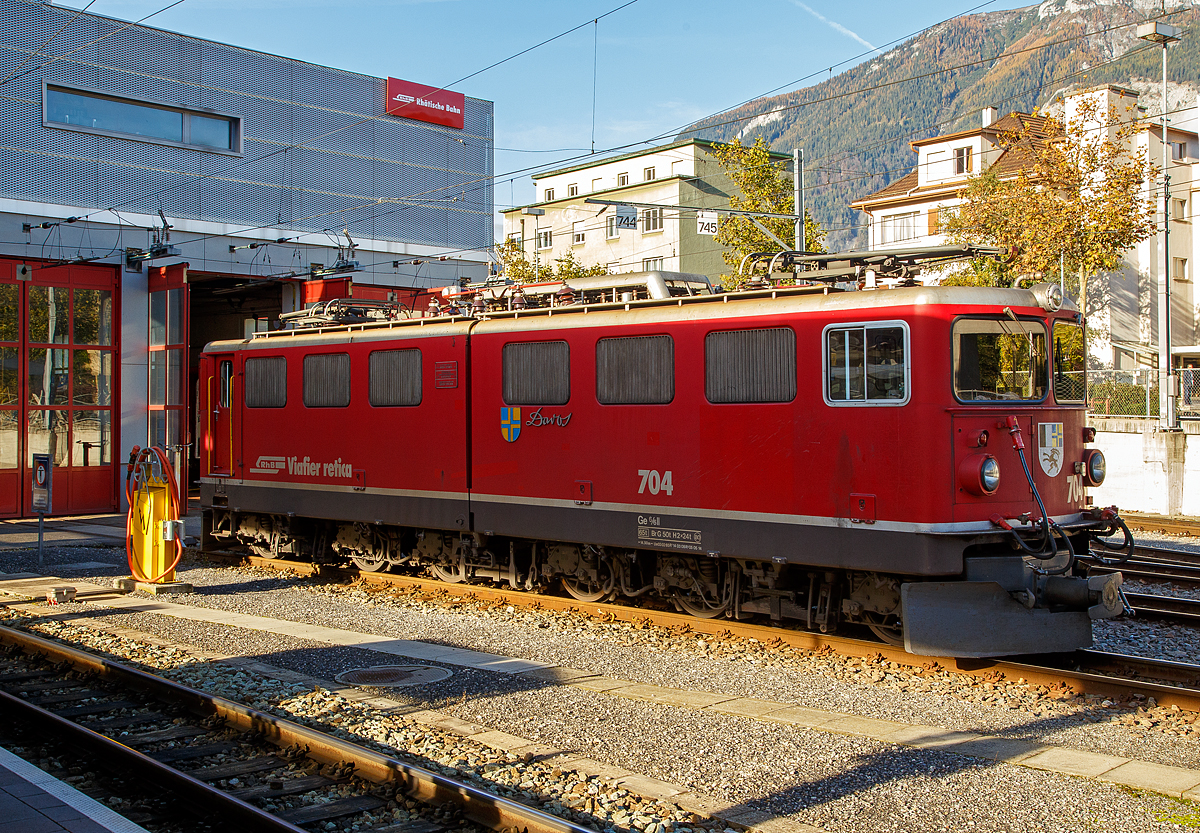 Die RhB Ge 6/6 II 704 „Davos“ steht am 01.11.2019 in Chur vor dem Lokschuppen.

Die Ge 6/6 II ist eine schwere Elektrolokomotive der Rhätischen Bahn (RhB). Die sechsachsigen Maschinen (Achsformel Bo'Bo'Bo') werden meistens im Güterzugdienst eingesetzt.

Zur Verstärkung des Lokomotivparks bestellte die RhB Mitte der 50er Jahre des vergangenen Jahrhunderts bei der schweizerischen Industrie eine leistungsstarke sechsachsige Gelenklokomotive. Zahlreiche Komponenten dieser Fahrzeuge mit geteiltem Lokomotivkasten wurden von der Ge 4/4 I übernommen.
Mitte 1958 erfolgte die Auslieferung der ersten beiden Prototypen. Die folgende Serie von fünf weiteren Fahrzeugen wurde 1965, mit leicht geänderter Front ohne Übergangstür, ausgeführt. Diese wurde bei den beiden Prototypen 1968/69 zugeschweißt. Ein Umbau der Front entsprechend der Serie 703 - 707 erfolgte jedoch erst Ende der 80er Jahre. Ab 1985 wurden die ersten Maschinen umlackiert und tragen seitdem eine rote Lackierung. 1998 erfolgte, wie zuvor schon bei den Ge 4/4 I, ein Austausch der Scherenstromabnehmer durch moderne Einholmstromabnehmer.

Über weite Jahre wurden diese Fahrzeuge hauptsächlich vor den Schnellzügen zwischen Chur und St. Moritz eingesetzt. Diese Aufgabe haben inzwischen die modernen Umrichterlokomotiven Ge 4/4 III übernommen. So sieht man sie heute meistens im Güterzugdienst.

Technisch entsprechen die Maschinen dem damaligen Stand: (Niederspannungs-) Stufenschalter und Einphasen-Reihenschlussmotoren. Die äußeren beiden Drehgestelle und die Fahrmotoren können mit den Ge 4/4 I ausgetauscht werden. Das Kastengelenk zwischen den beiden Lokhälften erlaubt nur vertikale Bewegungen. 

Technische Daten
Bezeichnung: Ge 6/6 II
Betriebsnummern: 701 - 707
Hersteller Kasten und Drehgestelle: SLM
Hersteller Elektrik: BBC, MFO
Baujahre: 1958 (701 und 702), 1965 (703 bis 707)
Anzahl Fahrzeuge: 7
Spurweite: 1.000 mm
Achsanordnung: Bo'Bo'Bo'
Länge über Puffer: 14.500 mm
Breite: 2.650 mm
Drehzapfenabstand: 8.600 mm (Der äußeren Drehgestelle)
Gesamtradstand: 11.100 mm
Achsabstand im Drehgestell: 2.500 mm
Triebraddurchmesser (neu): 1.070 mm
Dienstgewicht: 65,0 t
Höchstgeschwindigkeit: 80 km/h
Anhängelast: bei 45 ‰ 205 t / bei 35 ‰ 280 t
Fahrleitungsspannung: 11 kV, AC 16,7 Hz
Anzahl Fahrmotoren: 6 Stück (Typ 8SW570)
Max. Leistung am Rad: 1.776 kW (2.414 PS)
Max. Zugkraft am Rad: 213,9 kN
Dauerzugkraft am Rad: 135,4 kN
Getriebeübersetzung: 1 : 5,437
