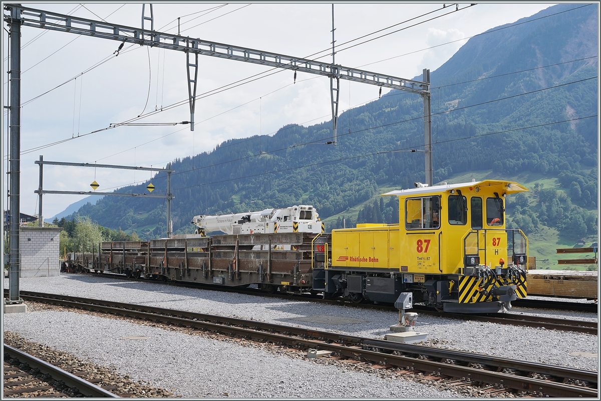 Die RhB Tmf 2/2 87 wartet in Disentis mit einem Bauzug auf ihren nächsten Einsatz. 

16. Sept. 2020