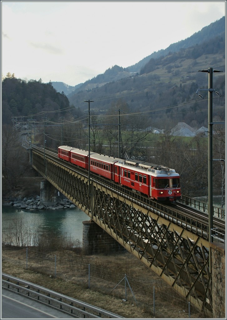Die RhB wohl gut 40 Jahre alten Be 4/4 Pendelzüge verkehren als S-Bahn S1 und S2 zwischen Schiers und Thusis. Hier ist eine solcher Be 4/4 Pendelzug auf der Rheinbrücke bei Reichenau Tamins zu sehen. 
15. März 2013  