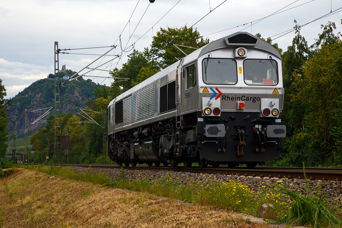 Die RheinCargo DE 669 (92 80 1266 069-4 D-RHC), ex HGK DE 669, ex HGK DE 169, fährt am 03.08.2020 als Lz durch Bad Honnef in Richtung Süden. 
Die RheinCargo GmbH & Co. KG (RheinCargo) ist ein Gemeinschaftsunternehmen der Häfen und Güterverkehr Köln AG (HGK) und der Neuss-Düsseldorfer Häfen GmbH & Co. KG (NDH), die zu jeweils 50 % Eigentümer sind.

Die Lok wurde 2003 von EMD (Electro-Motive Division eine Tochter von General Motors) unter der Fabriknummer  20028453-2 gebaut, Eigentümer und Vermieter ist die Beacon Rail Leasing Ltd in London.

Die Lok ist eine EMD JT42CWR (auch bekannt als Class 66). Diese sind diesel-elektrische 6-achsige Schwerlastlokomotive. Sie besitzt einen 12 Zylinder 2-Takt-Turbodieselmotor vom Typ 12N-710G3B-EC, der einen Generator vom Typ EM AR8/CA6 antreibt der wiederum den Strom für die 6 Gleichstrommotoren vom Typ D43TR erzeugt welche die 6 Achsen angetrieben. Die Lokomotive wird von einem Board-Computer (EM 2000) überwacht und verfügt über verschiedene Mess- und Diagnosefunktionen. Die Lokomotive hat Zulassungen für Deutschland und Belgien.

Die JT42 CWR basiert auf der Entwicklung der 70er Jahre. Die Lokomotive erweist sich als eine grundsolide Baureihe, die dank dem einfachen Design und den Gleichstromantriebsmotoren einen zuverlässigen Posten in jeder Flotte darstellt. Die dreiachsigen HTCR-E Drehgestelle verfügen über gegenläufig radialgelenkte Endachsen, die Mittelachse ist seitenverschiebbar, diese ermöglichen den Betrieb dieser 6-achsigen-Lokomotive auf Strecken die in der Regel auf 4-achsige Lokomotiven eingeschränkt sind (Kleinster befahrbarer Radius 80 m). Die seitlichen Schiene-Kräfte sind dadurch auch gesenkt.
 
TECHNISCHE DATEN: 
Achsfolge: Co`Co`
Spurweite: 1.435 mm
Länge über Puffer: 21.349 mm
Drehzapfenabstand: 14.140 mm 
Breite: 2.692 mm
Höhe: 3.912 mm
Gewicht: 126 t
Dieselmotorleistung:  2.462 kW (ca. 3.200 PS)
Motorbauart:  V 12-Zylinder-2-Takt-Turbodieselmotor 
Motortyp:  12N-710G3B-EC
Drehzahl: 235 – 904 U/min
Tankinhalt: 6.400 l
Generator: AR8/CA6 
Fahrmotoren: 6 Stück D43TRC (DC / Gleichstom)
Leistung an den Rädern: 2.268 kW / 3.072 PS
Höchstgeschwindigkeit: 120 km/h
Anfahrzugskraft: 400 kN
