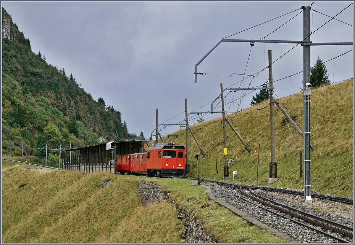 Die Rochers de Naye Hem 2/2 12 mit ihrem Jubiläums Belle Epoque Zug kurz vor Jaman.
16. Sept. 2017