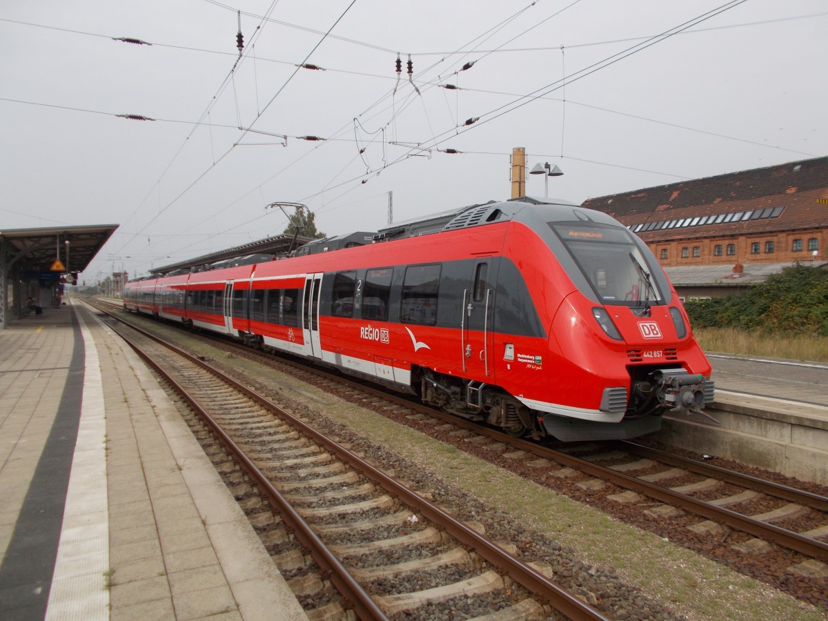 Die Rostocker Hamster fahren auch die S-Bahn von Warnemünde nach Güstrow und zurück.Am 03.Oktober 2014 stand der 442 857 in Güstrow.