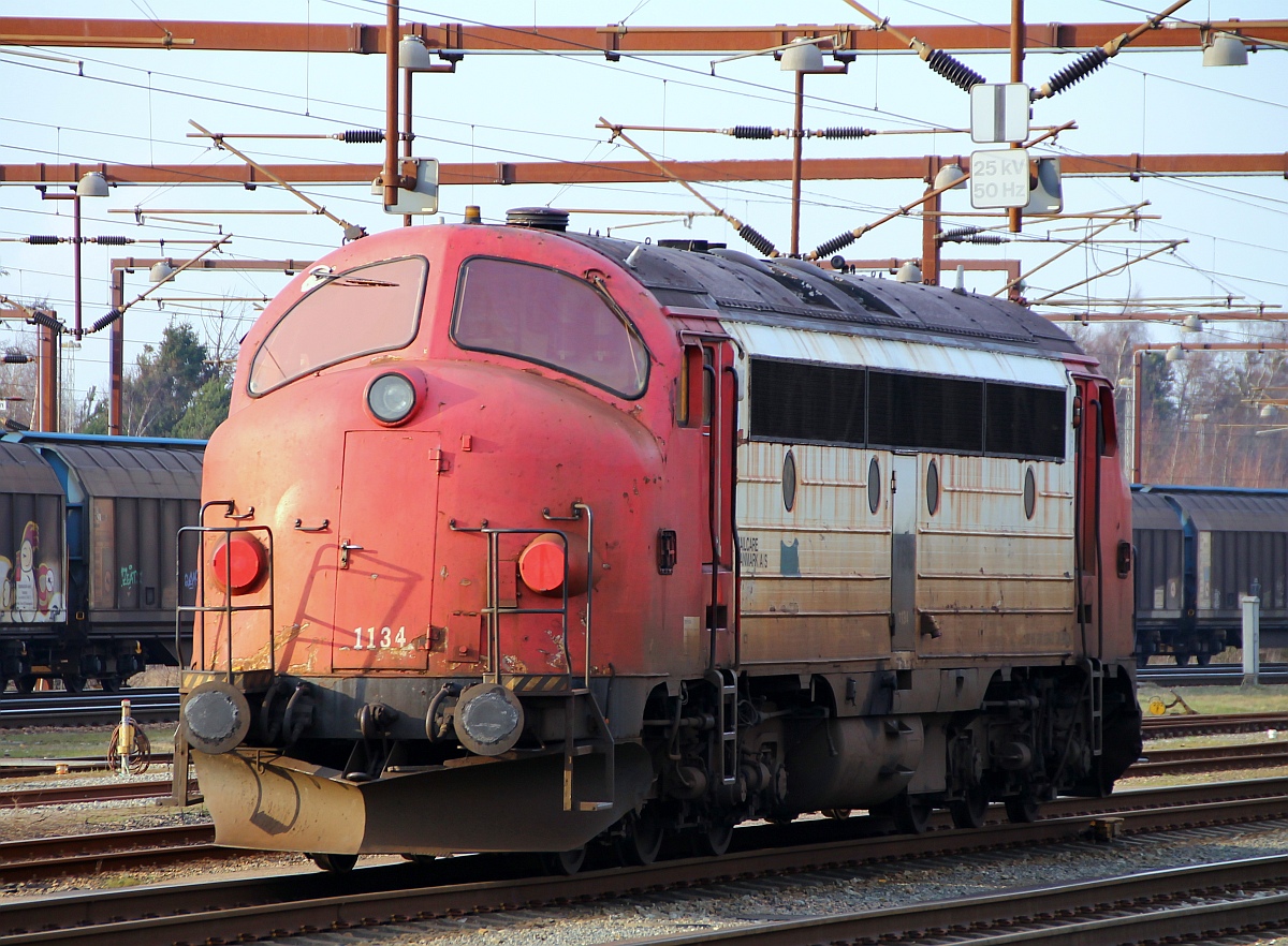 Die roten Rücklichtscheiben eingehakt und ab ging es mit lautem 2-Takter Getöse...Railcare MY 1134 aufgenommen im/am Pbf Padborg. 27.02.2014