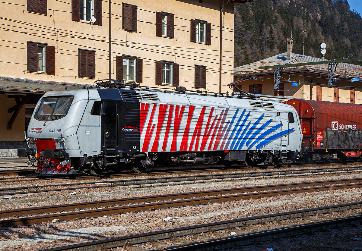 Die RTC - Rail Traction Company EU43 - 007 (91 83 2043 007-0 I-RTC) steht am 26.03.2022, mit einem gemischten Güterzug, im Bahnhof Brenner / Brennero zur Abfahrt in Richtung Verona bereit.

Die Lok vom Typ Adtranz 112E wurde 2001 von Bombardier (ex Adtranz-Pafawag) in Wrocław (Breslau), unter Fabriknummer 112E 07 gebaut. Sie, wie weitere 7 Loks, waren eigentlich für die Lieferung an die polnische PKP - Polskie Koleje Państwowe (als PKP EU43) vorgesehen, der Verkauf scheitere aus finanziellen Gründen seitens der PKP. Die 8 polnischen Loks wurden dann an die italienische Privatbahngesellschaft RTC (Rail Traction Company) verkauft, die polnische Bezeichnung EU43 wurde später an Lokomotiven der TRAXX-Variante MS2 vergeben. 

Die Loks der Baureihe EU43 vom Typ Bombardier 112E sind ähnlich denen der ab 1996 vom damaligen Hersteller ABB Tecnomasio in Vado Ligure (Italien) gebauten 20 Brennerloks der FS Baureihe E.412 (Adtranz 112E). Die E.412 haben z.B. das Führerpult wie in Italien üblich links und nicht wie die für Polen vorgesehenen EU43 rechts, daher sind beide in Italien als unterschiedlichen Baureihen eingeordnet.

Auch wenn die Lok nur zwei Stromabnehmer der Bauart WBL 85 haben, sind es elektrische Mehrsystemlokomotiven für 15 kV, 16,7 Hz Wechselstrom und 3 kV bzw. 1,5 kV Gleichstrom. Jeeils ein Stromabnehmer ist für Gleichspannung (Führerstand A, italienische Palette) und einer für Wechselspannung (Führerstand B, deutsch-österreichische Palette). Die Lokomotiven verfügt über eine elektrische Nutzbremse. 

Ursprünglich war für beide Baureihen die Zulassung für Österreich und Deutschland vorgesehen. Die ÖBB hatte zunächst die Zulassung verweigert und erst 2006 erteilt.
