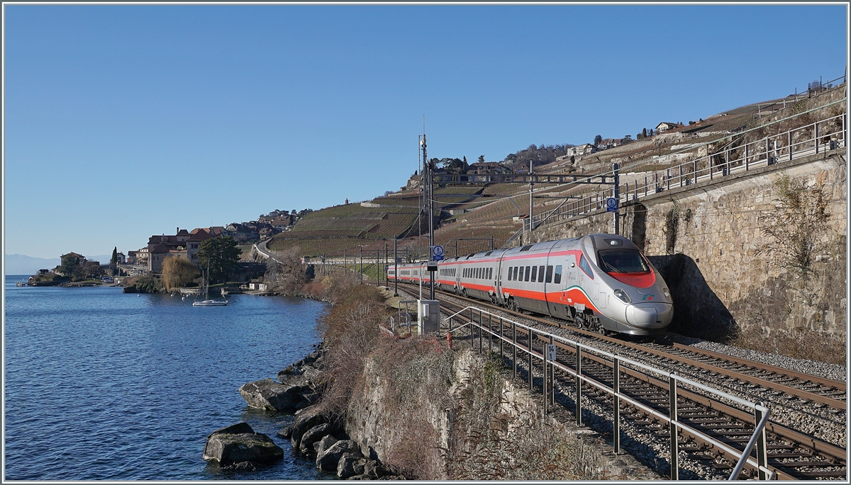 Die Rückleistung des FS Trenitalia ETR 610 012 als EC 39 von Genève nach Milano kurz nach Rivaz am Genfersee. 

10. Januar 2022