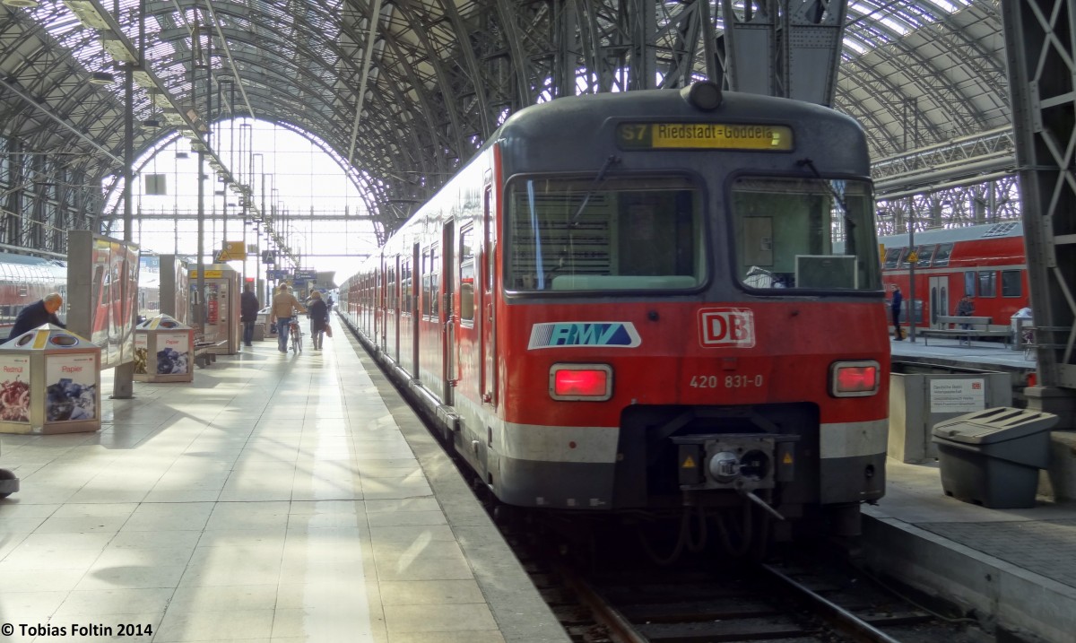 Die S7 in Form eines Triebzuges der Baureihe 420, steht nach Riedstadt-Goddelau im Hauptbahnhof von Frankfurt am Main bereit.
Aufgenommen im M�rz 2014.