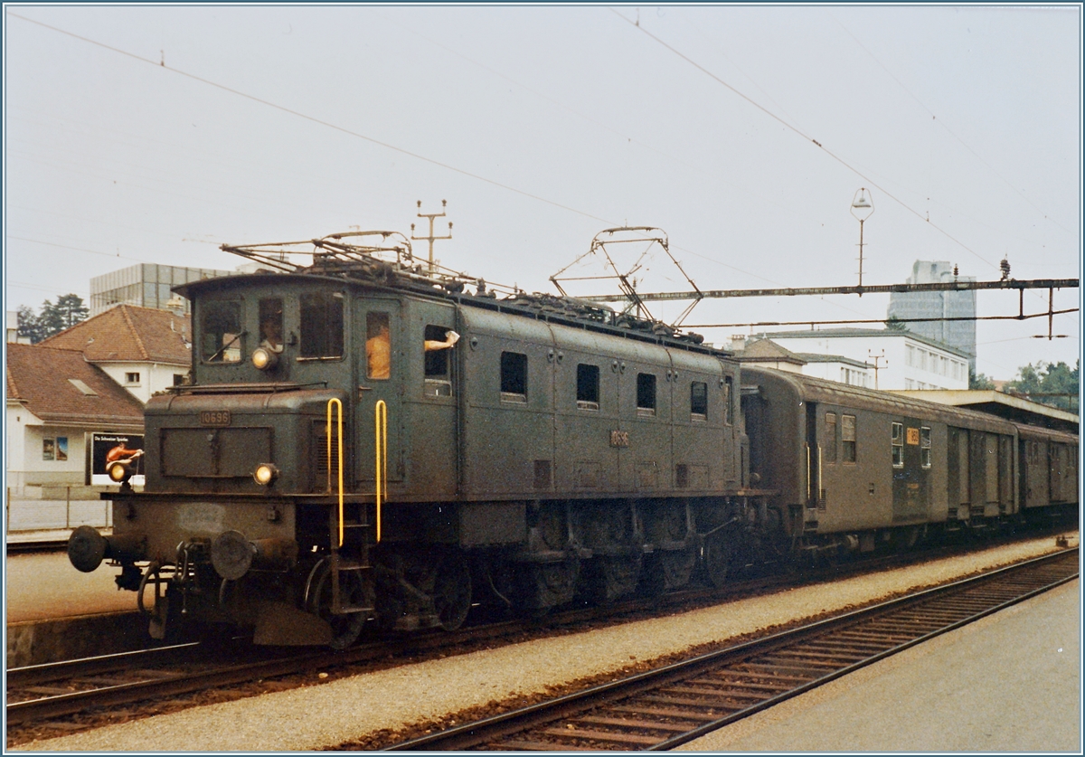 Die SBB Ae 3/6 I 10696 ist mit ihrem Schnellgutzug in Aarau angekommen. Im Hintergrund ist der WSB Bahnhof zu sehen.

Analogbild vom 24. Juli 1984