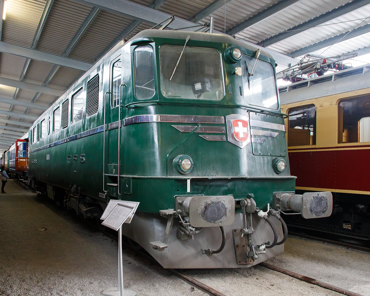 Die SBB Ae 6/6 11401 „Ticino“ (später Ae 610 401) am 09.09.2017 in der SVG Eisenbahn-Erlebniswelt Horb. Die Ae 6/6-Prototyplokomotive ist im Eigentum der SBB Historic und eine Leihgabe an den Club del San Gottardodie und bei SVG - Eisenbahnerlebniswelt Horb untergestellt.

Die Lok wurde 1952 von der SLM - Schweizerische Lokomotiv- und Maschinenfabrik (Winterthur), der elektrischer Teil ist von BBC - Brown, Boveri & Cie. (Baden) und MFO lieferte die Sicherheitsausrüstung sowie die elektrische Bremse.

In der Nachkriegszeit hatten die Schweizerischen Bundesbahnen ein zunehmendes Verkehrsvolumen zu bewältigen und sahen sich daher veranlasst, eine neue sechsachsige Drehgestelllokomotive vor allem für die Gotthardbahn zu beschaffen. Der Verkehr wurde bis dahin durch die SBB Ae 4/6, die SBB Ae 4/7 sowie die Ce 6/8 Krokodil-Lokomotive abgewickelt. Sie waren – aus heutiger Sicht – nur für sehr bescheidene Anhängelasten zugelassen. Dadurch waren am Gotthard Vorspanndienste nötig, die zeitraubend, unpraktisch und unwirtschaftlich waren.

Das aus SLM und BBC bestehende Konsortium, zu dem sich später die Maschinenfabrik Oerlikon gesellte, erhielt im Jahr 1949 den Zuschlag für den Bau von zwei Prototypen. Den beiden Prototypen vorausgegangen war die Lieferung der CC 6051 (später CC 20001) an die SNCF für das savoyische Netz, das mit 20.000 Volt (später 25.000 V) und 50 Hz elektrifiziert war. Die Maschine mit den beiden dreiachsigen Drehgestellen diente als Vorbild für den mechanischen Teil der Ae 6/6 und wurde bereits 1950 ausgeliefert.

Die technische Entwicklung der Ae 6/6 erwies sich als schwierige Aufgabe, so dass die Lokomotive 11401 erst am 4. September 1952 das Fabrikgebäude der BBC in Münchenstein in fahrtauglichem Zustand verlassen konnte. Sie wurde auf eine Probefahrt nach Zürich geschickt, wo sie gewogen wurde. Dabei stellte sich heraus, dass sie 124 t statt der vorgesehenen 120 t wog. Sie kehrte nach Münchenstein zurück und wurde vorerst technisch weiterentwickelt. Am 31. Januar 1953 folgte auch die Ae 6/6 11402.

Die SBB beschafften zwischen 1952 und 1966 insgesamt 120 dieser Lokomotiven der Achsfolge Co'Co'.  In den 1970er Jahren wurden die Prototypen 11401 und 11402 technisch weiterentwickelt. Sie wurden im Jahr 1978 vor allem der Lokomotive 11414 angeglichen, erhielten aber nie die Qualität der Serienlokomotiven. 1971 wurden die Ae 6/6 durch die neue SBB Re 4/4 III auf der Gotthardstrecke etwas entlastet. Echte Konkurrenz bekamen sie jedoch ab 1975 durch die SBB Re 6/6, die als ihr Nachfolge-Typ vorgesehen war und beinahe die doppelte Leistung hat. Der ehemalige Star des Gotthards wurde damit in niedergeordnete Dienste verdrängt und seither meist im Mittelland und im Jura und seit Mitte der 1990er Jahre fast nur noch im Güterverkehr eingesetzt. Dies, da er für den schnellen Reiseverkehr mit der von 125 km/h auf 120 km/h herabgesetzten Höchstgeschwindigkeit zu langsam ist.

1999 wurden auf Grund der Restrukturierung bei den SBB alle 120 Lokomotiven in die Division Güterverkehr (SBB Cargo) eingeteilt. Im Güterverkehr ist die Ae 6/6 heute weiterhin eine sehr zuverlässige Lokomotive. Da die Ae 6/6 Drehgestelle mit je drei Achsen enthalten, haftet an ihnen der Makel von «Schienenmördern». Der Unmut wurde besonders aufgrund von Güterfahrten auf der zur Chemins de fer du Jura (CJ) gehörenden Strecke Porrentruy–Bonfol laut.

Als grösster Nachteil der Ae 6/6 wird häufig die fehlende Vielfachsteuerung erwähnt. Bisherige Pläne eines Umbaus wurden verworfen und aufgrund der ungewissen Restlebensdauer auch nicht weiter verfolgt. 

Die noch betriebsfähigen Serienloks waren zuletzt vor Nahgüterzügen anzutreffen, und standen tagsüber meist in den großen Rangierbahnhöfen. Im März 2007 gab SBB Cargo bekannt, dass eine größere Anzahl von Ae 6/6 eine Neubemalung im sogenannten  Cargo-Look  erhalten und noch mindestens bis zur Inbetriebnahme des Gotthard-Basistunnels (voraussichtlich um 2016) in Betrieb bleiben sollten. 

Am 5. Juli 2012 veröffentlichte SBB Cargo das neue Flottenkonzept, welches die Ausmusterung der noch im Betrieb stehenden, rund 40 Ae 6/6 bis Ende 2013 vorsieht. Ihre verbliebenen Dienste sollen durch Re 620 und Re 420 übernommen werden. Im Dezember 2013 stellte SBB Cargo die letzte Ae 610 außer Dienst. Die Lokomotiven die nicht SBB Historic übergeben wurden, wurden verschrottet.

TECHNISCHE DATEN der Ae 6/6 -11401 (Daten der Serienlok weichen leicht ab):
Nummerierung:  11401 – 11520 (später auch Ae 610 401–Ae 610 520)
Gebaute Anzahl: 120
Hersteller:  SLM Winterthur, BBC Baden und MFO Zürich
Baujahre:  1952, 1955–1966
Ausmusterung:  2002–2013
Spurweite: 1.435 mm (Normalspur)
Achsformel: Co'Co'
Länge über Puffer: 18.400 mm
Drehzapfenabstand: 8.700 mm
Achsabstände in den Drehgestellen: je 2 x 2.150 mm
Triebraddurchmesser: 1.260 mm
Höhe:  4.500 mm
Breite: 2.970 mm
Dienstgewicht: 124 t (Serienloks 120 t)
Höchstgeschwindigkeit:  125 km/h (später  auf 120 km reduziert)
Stundenleistung:  4.300 kW (5.830 PS)
Anfahrzugkraft:  330 kN (Serienloks 400 kN)
Anzahl der Motoren: 6
Getriebeübersetzung: 1 : 2,216
Bremssysteme:
Automatische Bremse: Oerlikon
Elektrische Bremse: Nutzstrombremse
Schleuderbremse: manuell
Handbremse: Spindel