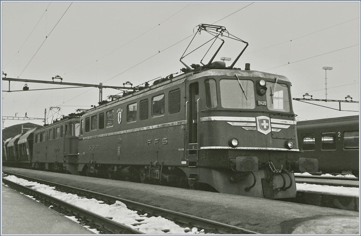 Die SBB Ae 6/6 11420 wartet mit einer weiteren Ae 6/6 vor einem Kieszug in Luzern auf die Abfahrt. 

26. Feb. 1985