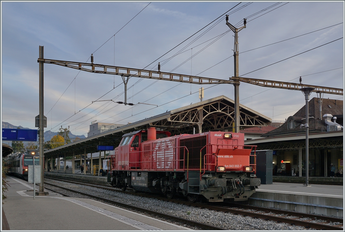 Die SBB Am 843 002 (92 85 8 843 002-7 CH-SBBI) wartet im sanften Herbst-Abendlicht auf einen neuen Einsatz.

18. Okt. 2021  