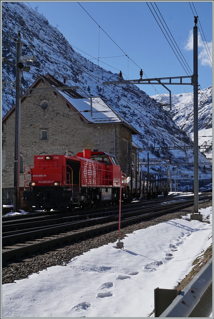 Die SBB Am 843 014-2 verlässt Göschenen Richtung Norden.
17. März 2016