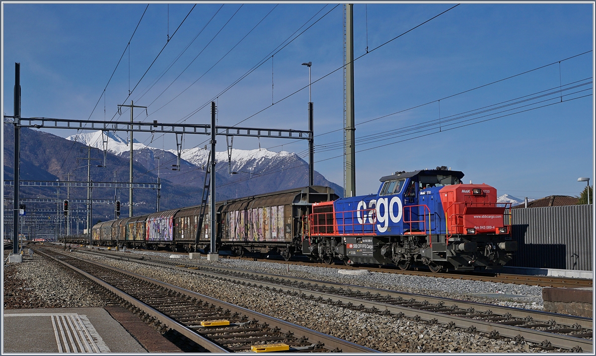 Die SBB Am 843 069-4 mit einem Güterzuug in Giubiasco.
21.03.2018