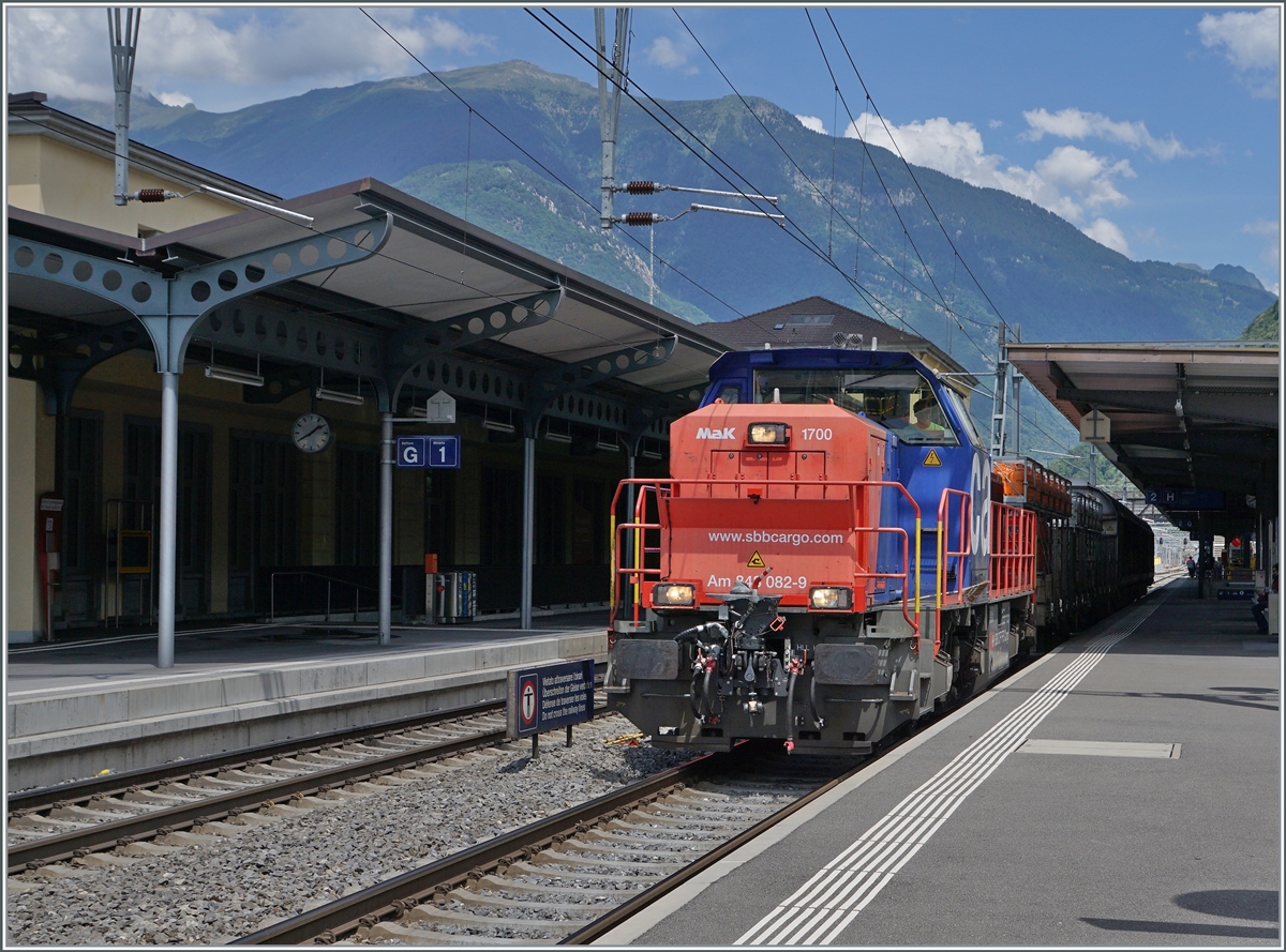 Die SBB Am 843 082- ist mit einem kurzen Güterzug in Bellinzona unterwegs. 

23. Juni 2021