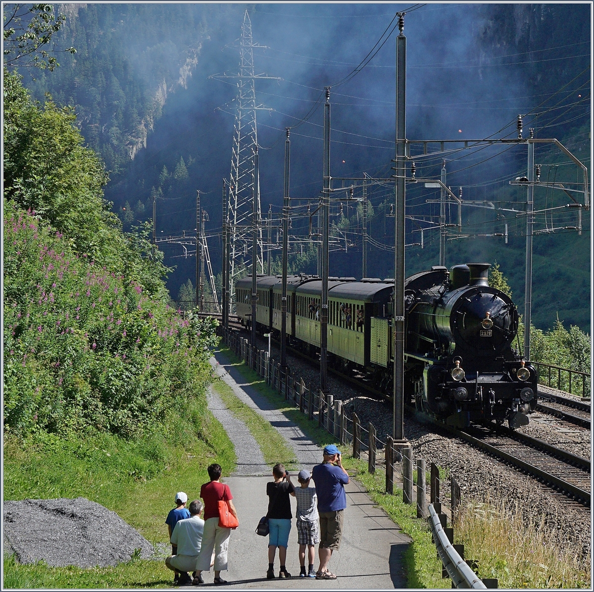 Die SBB C 5/6 2978 erreicht mit ihrem SRF  Schweiz aktuell am Gotthard  Dampfzug Göschenen.
28. Juli 2016