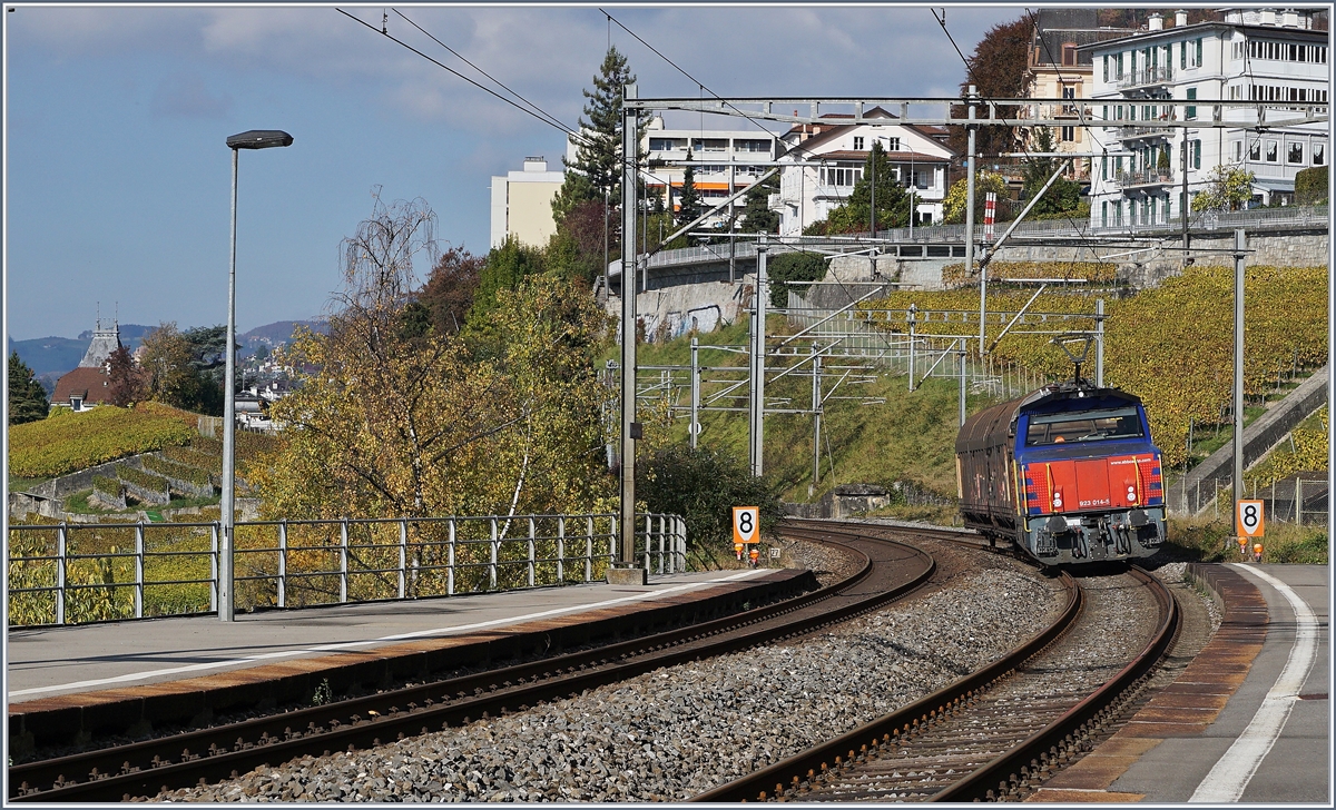 Die SBB Cargo 923 014-5 ist mit einem kurzen Güterzug bei Veytaux Chillon unterwegs.
3. Nov. 2016