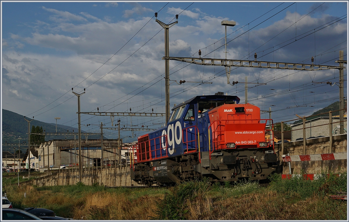 Die SBB Cargo Am 842 083-7 kommt von Chippis (Anschluss-Gleis Novelis) und erreicht den Bahnhof Sierre.
31. Juli 2017