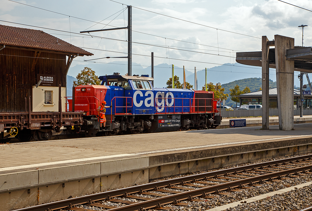 Die SBB Cargo Am 843 066-2 (Am 98 85 5 843 066-2 CH-SBBC, eine für die Schweiz modifizierte Vossloh MaK 1700, rangiert am 09.09.2021 mit einem zweiachsigen Flachwagen (Gattung Ks) im Bahnhof Spiez.

Die Lok wurde 2004 von Vossloh in Kiel unter der Fabriknummer 1001410 gebaut und an die SBB Cargo AG in Basel geliefert.