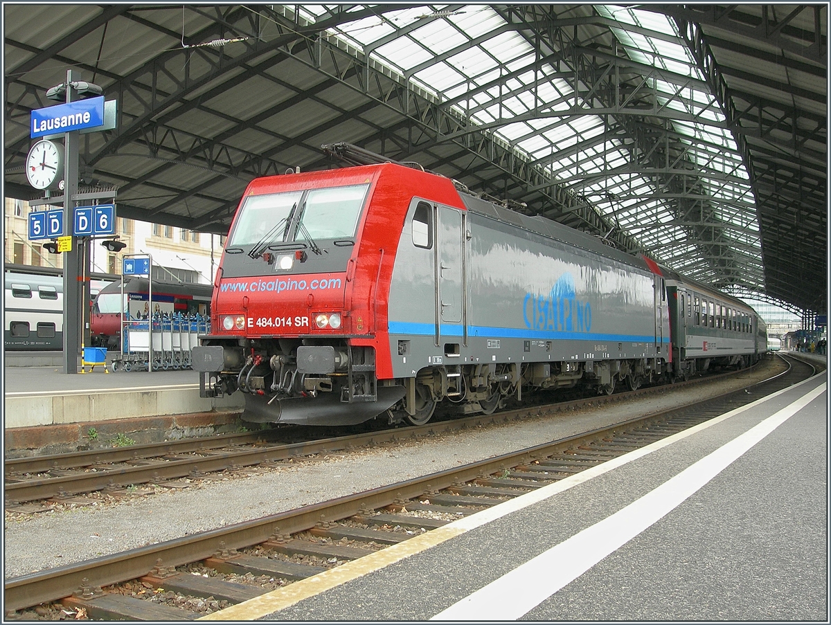 Die von SBB Cargo an  Cisalpino SA  vermietete SBB Re 484 014 ist mit ihrem CIS EC von Milano nach Genève in Lausanne eingetroffen. 

10. Nov. 2007