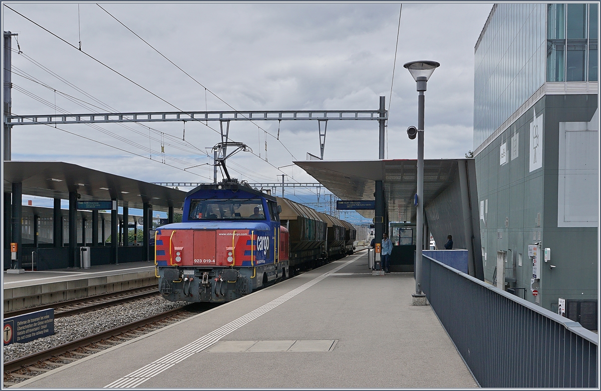 Die SBB Cargo Eem 923 019-4 fährt mit Getreidewagen durch den Bahnhof von Prilly-Malley. 

17. Juli 2020