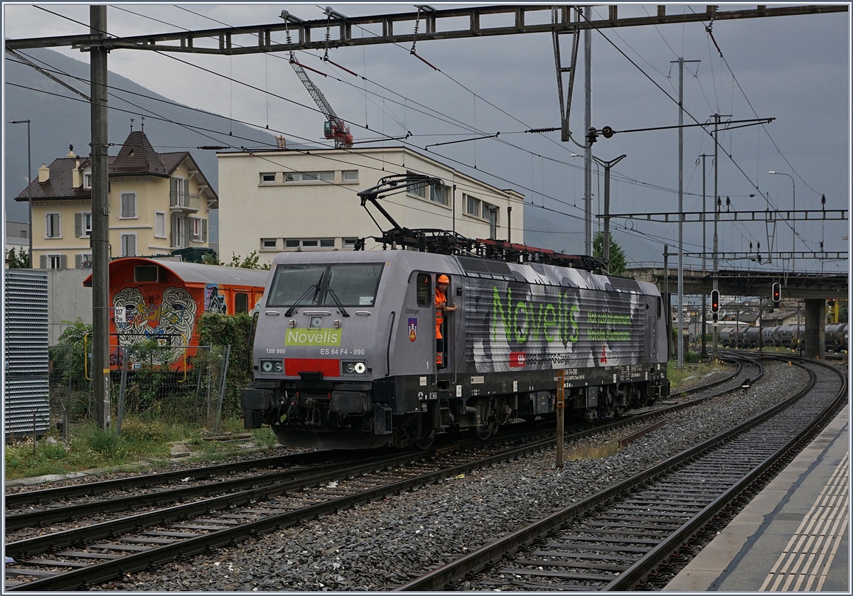 Die von der SBB Cargo gemietet  Re 474 Göttingen  (UIC 91 80 6189 990-5 D-Dispo Class 189-VE) beim Manöver in Sierre.
31. Juli 2017