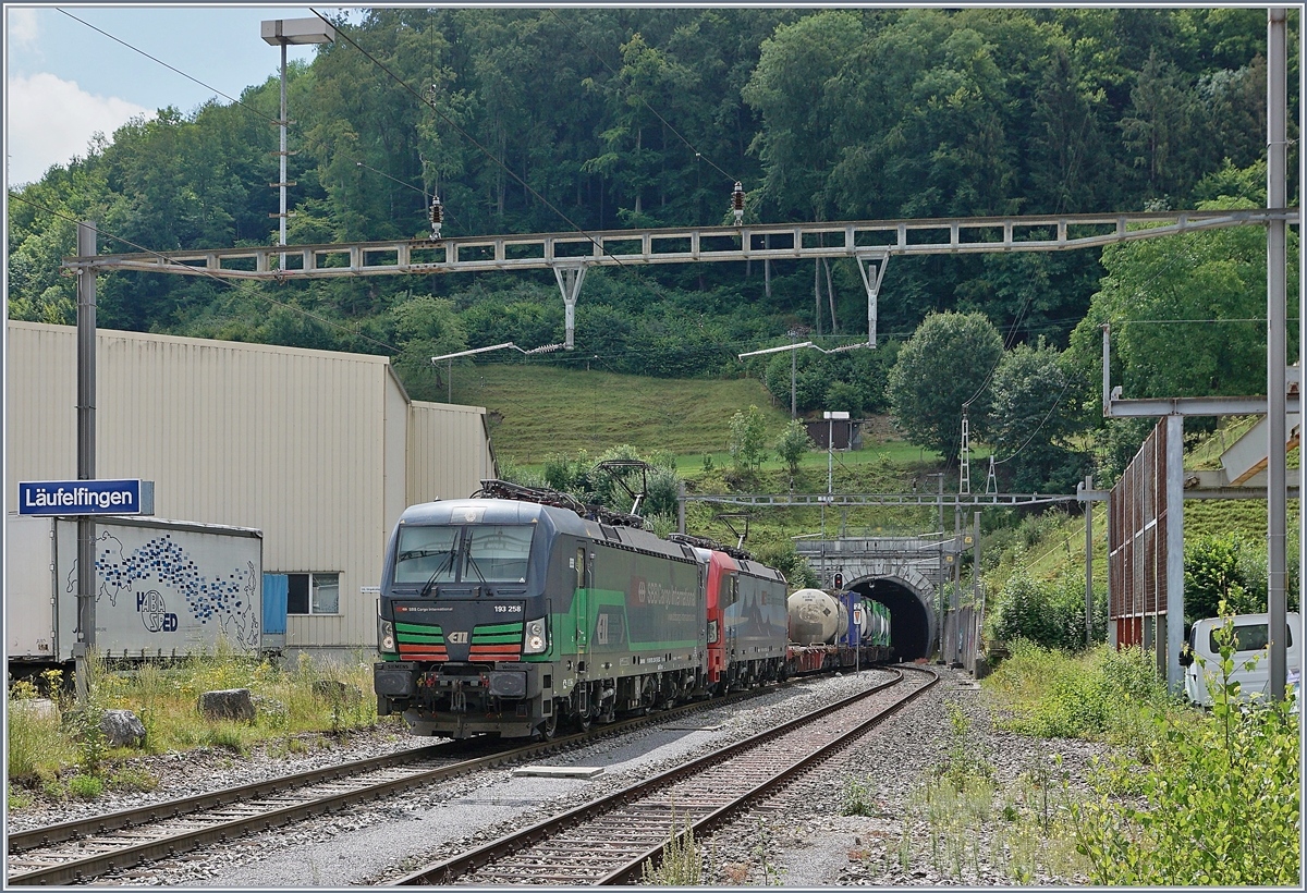 Die SBB Cargo International 193 258 und 193 461 verlassen in Läufelfingen mit einem Güterzug den 2495 langen Hauensteintunnel.
11. Juli 2018