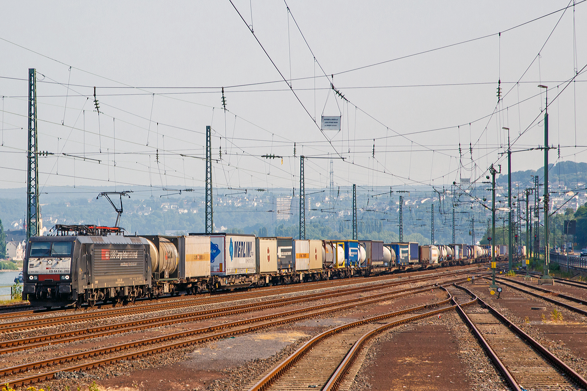 
Die von der SBB Cargo International angemietete MRCE Dispolok ES 64 F4-282 / 189 282-7 (91 80 6189 282-7 D-DISPO Class 189-VK) fährt am 03.07.2015 mit einem Container-/ Wechselbehälterzug durch Koblenz-Ehrenbreitstein in Richtung Süden. 

Die Lok wurde 2008 von Siemens unter der Fabriknummer 21489 gebaut. Sie hat das Länderpaket VK = Zulassung für Deutschland und die Niederlande, so kann sie wohl nicht in die Schweiz fahren.