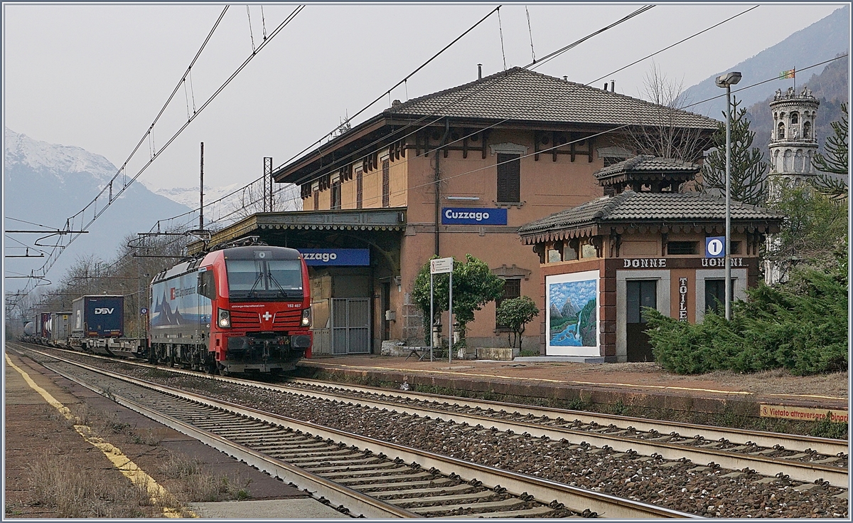 Die SBB Cargo International Re 193 467  Brig  fährt am  Schiefen Turm von Cuzzago  bei der gleichnamigen Station auf der Strecke Domodossola - Milano vorbei.
29. Nov. 2018