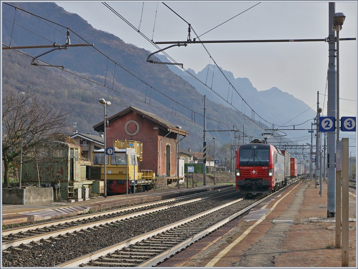Die SBB Cargo International Re 193 467  BRIG  erreicht mit einem Güterzug nach Domo II die Station Premosello-Chiavenda.

29. Nov. 2018