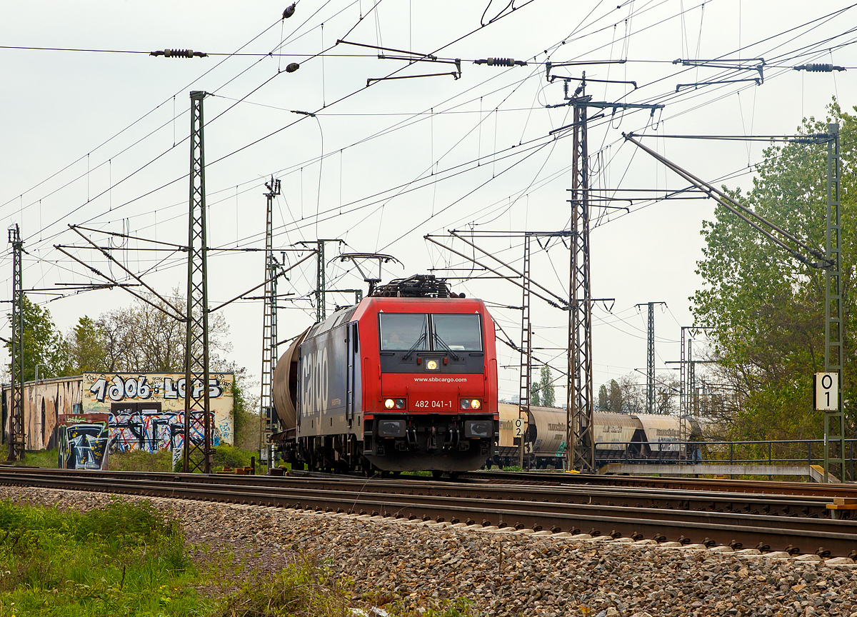 Die SBB Cargo Re 482 041-1 (91 85 4482 041-1 CH-SBBC) kommt, am 06.05.2017 mit einem Getriedesilozug, aus Richtung Stendal und biegt nun in Magdeburg in Richtung Berlin ab. 

Die TRAXX F140 AC2 wurde 2006 von Bombardier in Kassel unter der Fabriknummer 34100 gebaut, z.Z. ist sie an die HSL Logistik GmbH (Hamburg) vermietet. 

Nochmals einen netten Gru an den freundlichen Lokfhrer zurck.

Aktuell ist die Lok seit 2020 an die Nordic Re-finance AB (Schweden) verkauft.
