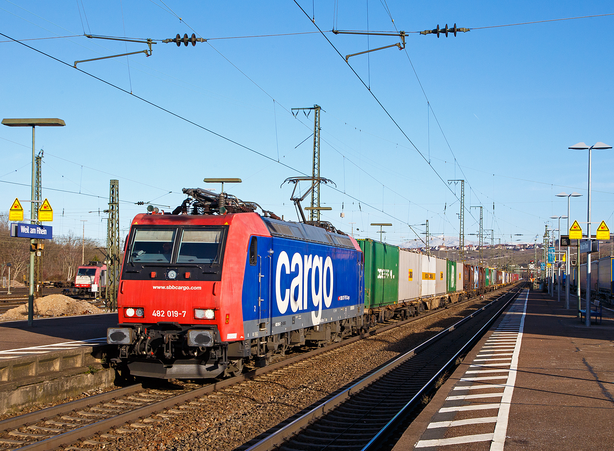 
Die SBB Cargo Re 482 019-7 (91 85 4482 019-7 CH-SBBC) zieht am 29.12.2017 einen langen Containerzug durch den Bf Weil am Rhein in Richtung Schweiz. 

Die TRAXX F140 AC1 wurde 2003 von Bombardier in Kassel unter der Fabriknummer   33572 gebaut.