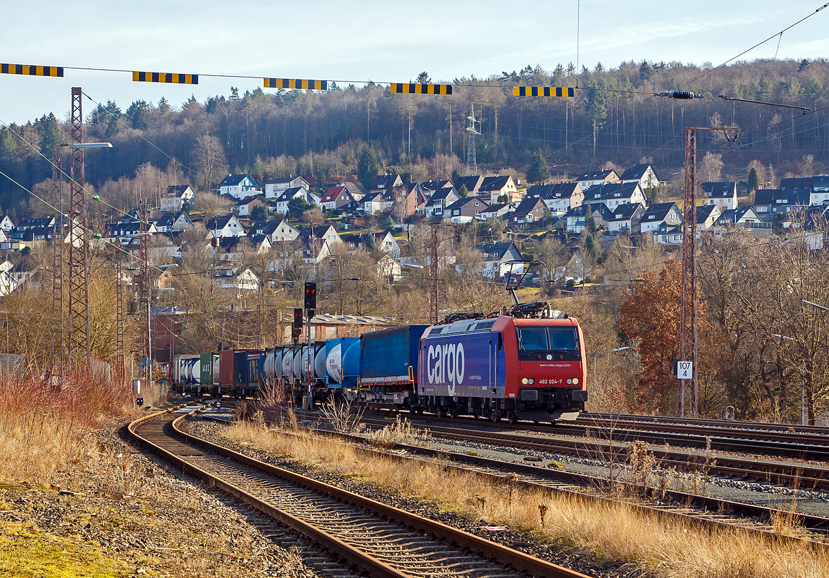Die SBB Cargo Re 482 024-7 (91 85 4482 024-7 CH-SBBC) fhrt am 20.02.2021 mit einem KLV-Zug durch Siegen (Kaan-Marienborn) in Richtung Norden bzw. Giersbergtunnel. Nochmal einen lieben Gru an den netten Lokfhrer zurck.

Die TRAXX F140 AC1 wurde 2003 von Bombardier in Kassel unter der Fabriknummer 33590 gebaut und an die SBB Cargo AG geliefert. Sie hat die Zulassungen und Zugbeeinflussungssysteme fr die Schweiz und Deutschland.