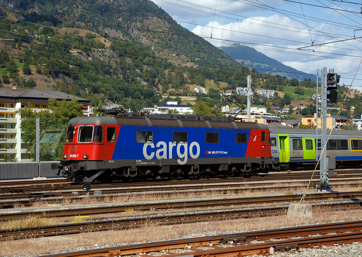 Die SBB Cargo Re 620 006-7 „Lavaux“ (91 85 4620 006-7 CH-SBBC), ex Re 6/6 – 11606, fährt am 07.09.2021 durch Brig. Die Lok ist gegenwärtig im neusten Refit 3. 