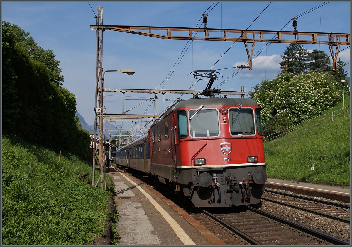 Die SBB-FFS RE 4/4 II 11193 mit ihrem  TILO  S10 25777 von Bellinzona nach Chiasso in Lugano Paradiso.
5. Mai 2014
