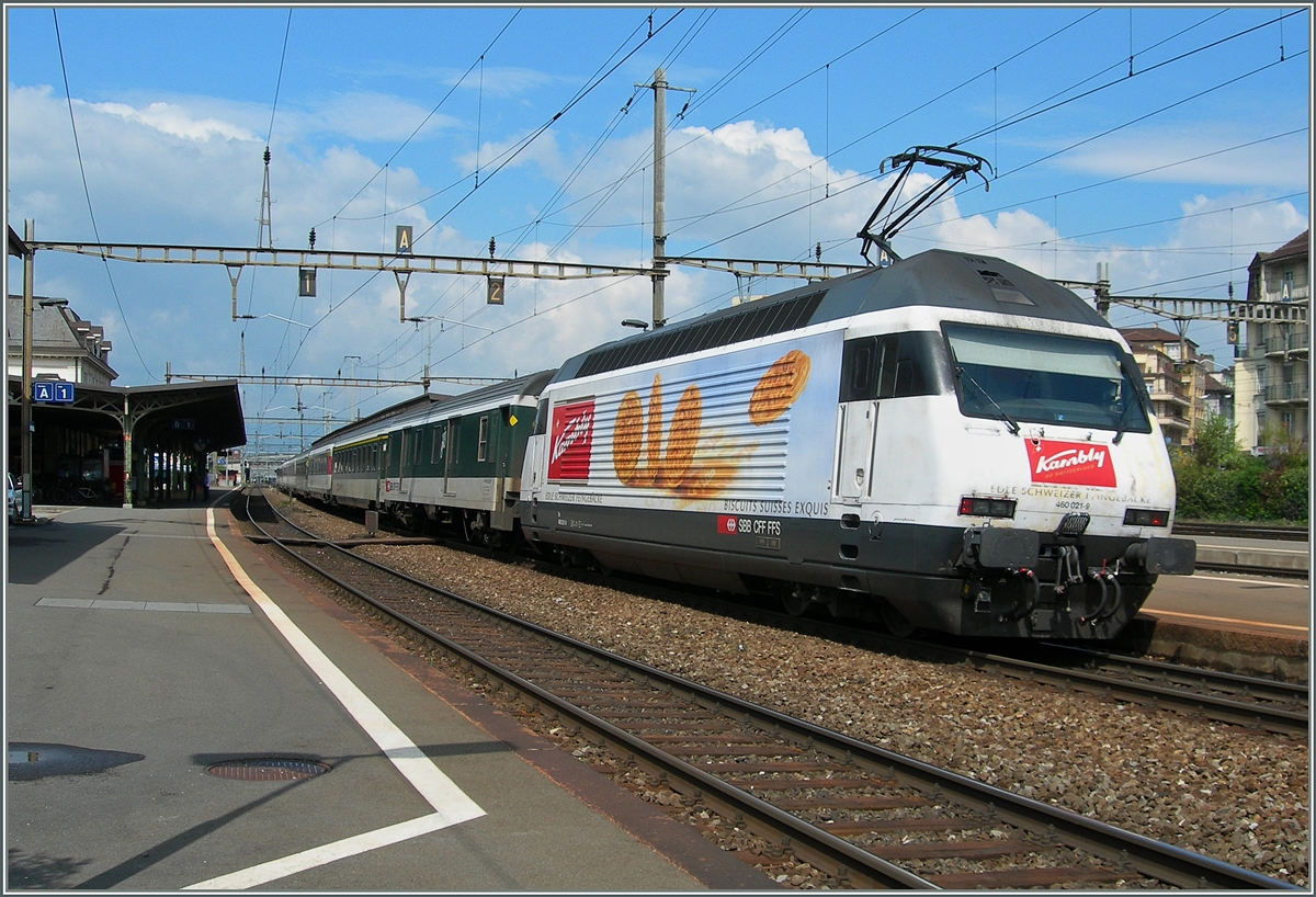 Die SBB Kambly Re 460 021-9 mit einem IR nach Geneve beim Halt in Renens VD.
26. April 2006 