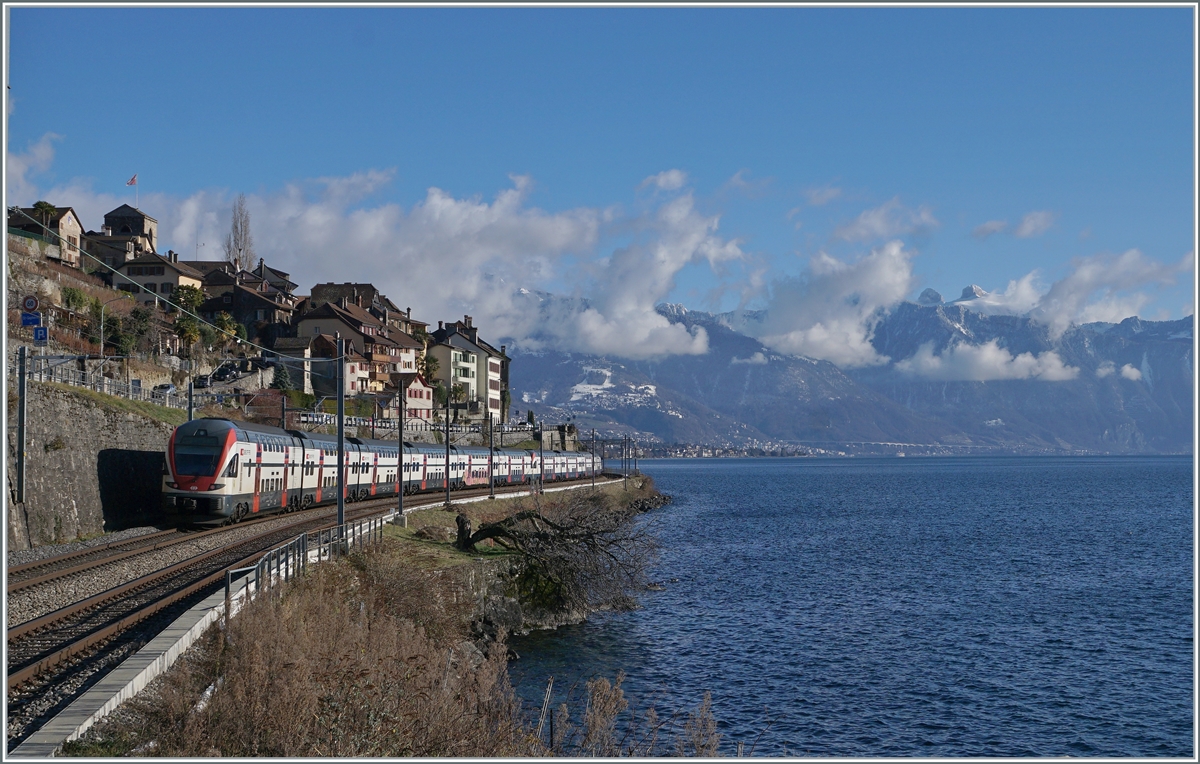 Die SBB KISS RABe 511 113 und  511 107 sind zwischen Rivaz und St Saphorin als RE von Annemasse nach St-Maurice unterwegs. 

10. Jan. 2022