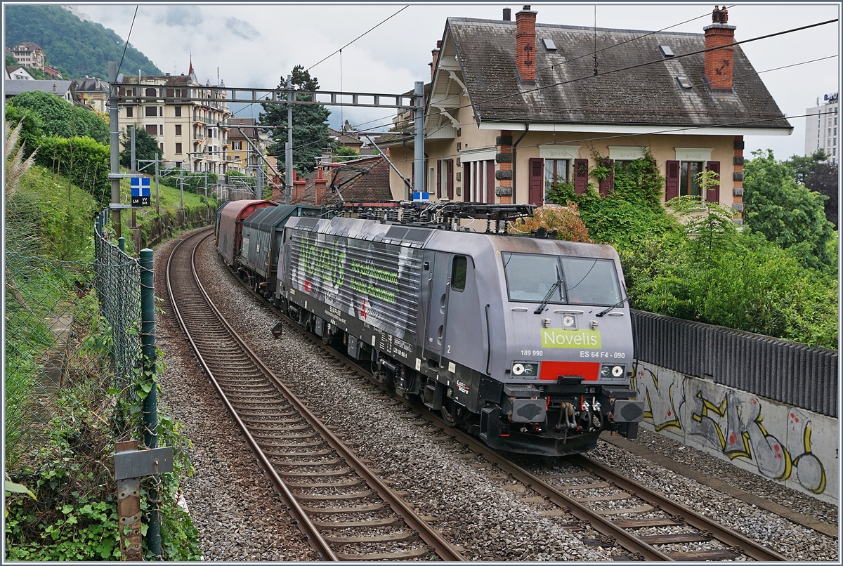 Die SBB NOVELIS  Re  189 990-5  Göttingen  (ES 64-F4-90 / UIC 91 80 6189 990-5 D-Dispo Classe 189VE) fährt mit ihrem hier nicht zu sehenden, recht langen, gemischten Novelis Zug auf dem Weg von Sierre nach Göttingen kurz nach Villeneuve in Richtung Lausanne.

15. Mai 2020