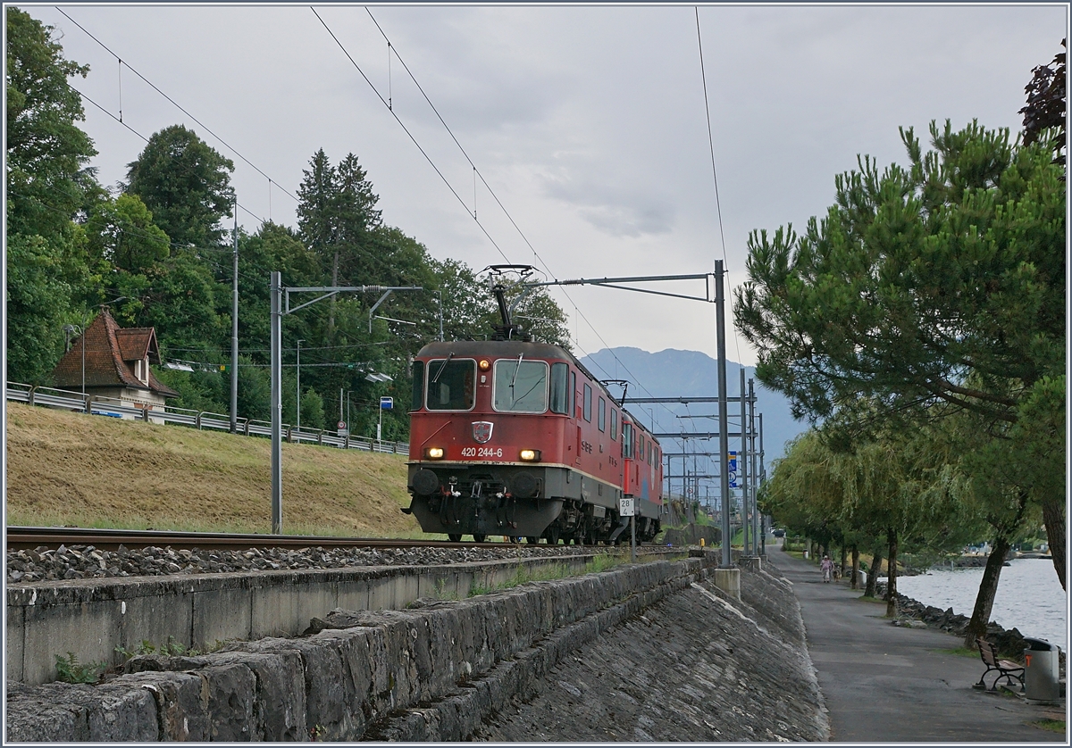 Die SBB Re 420 244-6 und 294-1 bei Villeneuve. 

24. Juli 2020