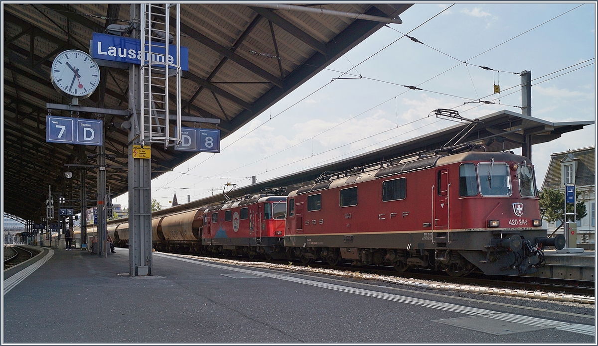Die SBB Re 420 244-6 und die Re 420 294-1 warten mit dem  Spaghetti -Zug in Lausanne auf die Weiterfahrt. 
Leider ist es mir nicht gelungen, den Gegenzug, bei welchem die Re 4/4 II  100 Jahre KNIE  an der Spitze und das Licht besser wäre, zu fotografieren. 

21. Juli 2020