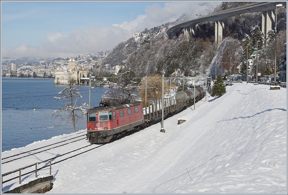 Die SBB Re 420 251-1 mit einem Güterzug beim Château de Chillon.
29. Jan. 2019 