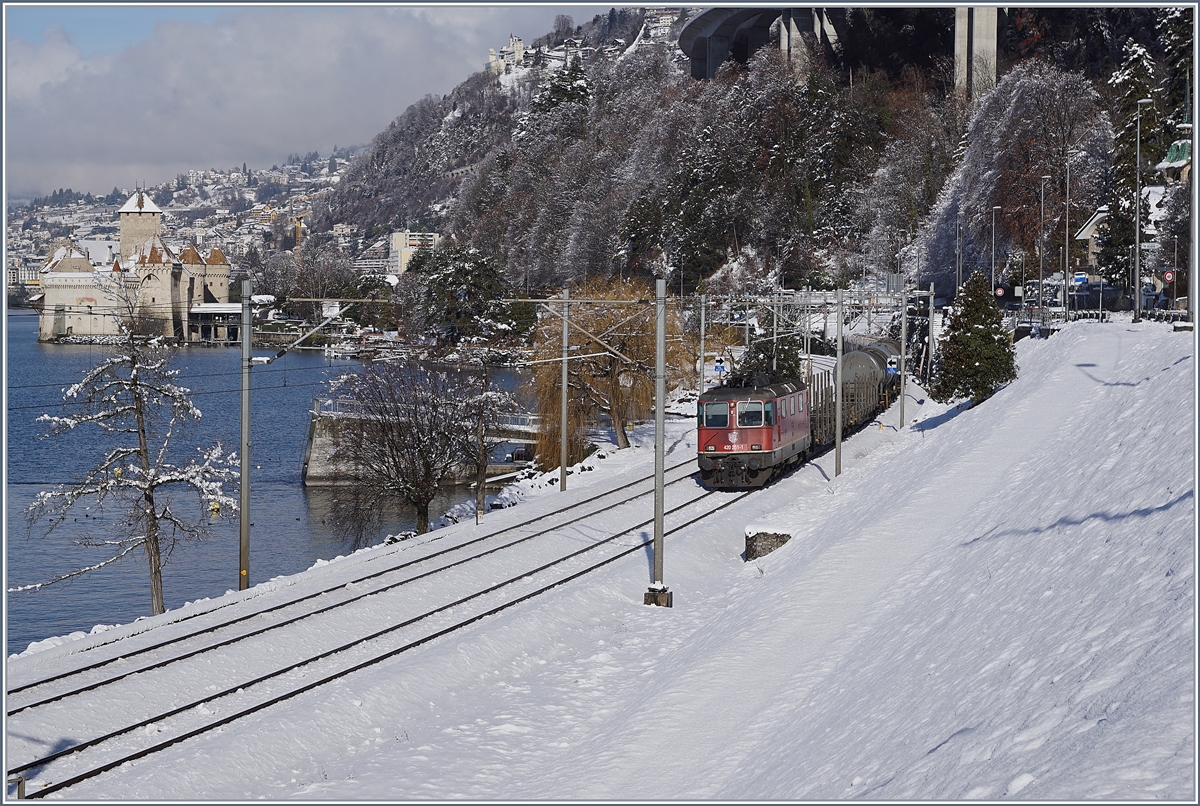 Die SBB Re 420 251-1 mit einem Güterzug beim Château de Chillon.
29. Jan. 2019