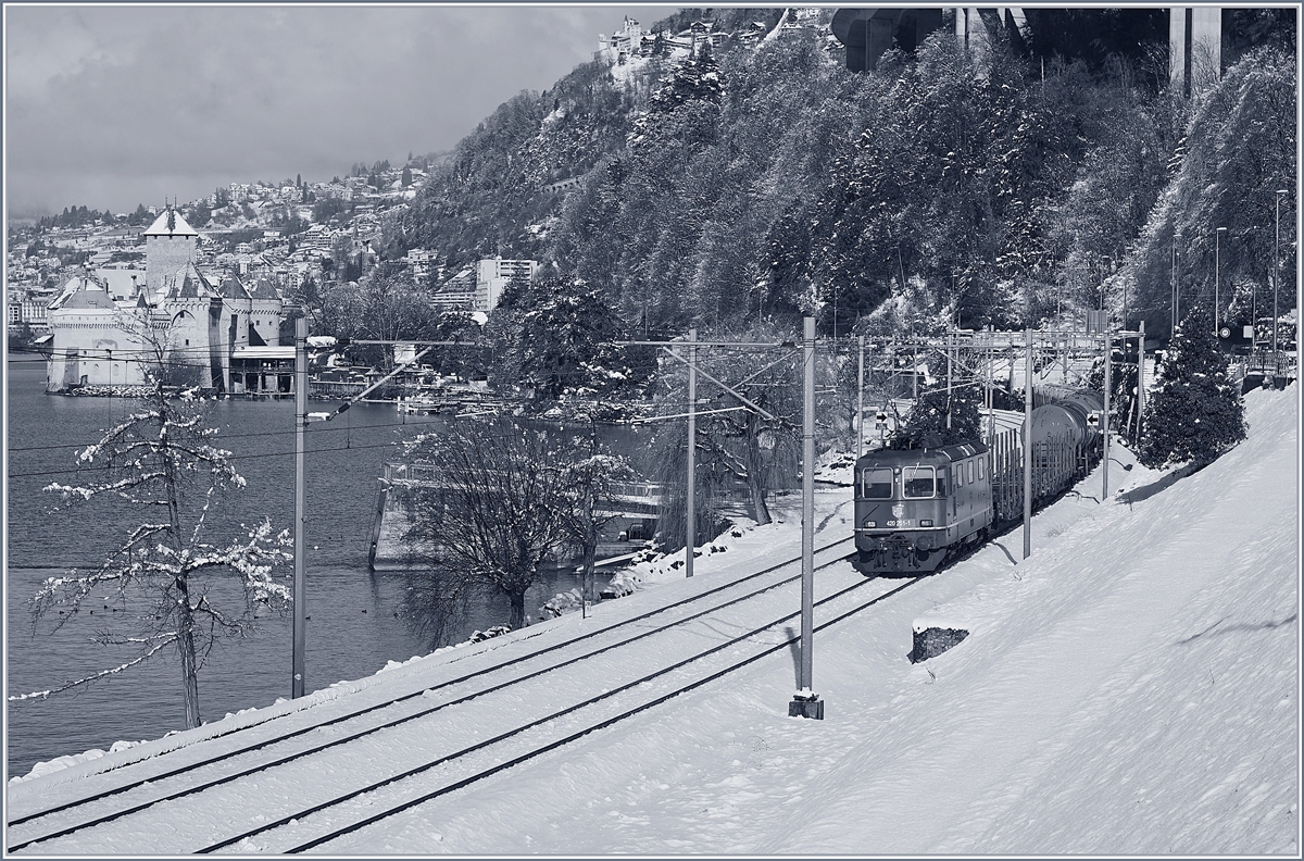 Die SBB Re 420 251-1 mit einem Güterzug vor der winterlichen Kulisse es Château de Chillon. 

29. Jan. 2019