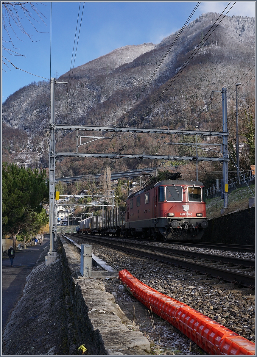 Die SBB Re 420 256-0 mit einem Güterzug Richtung Wallis kurz vor Villenneuve.

10. Jan. 2019