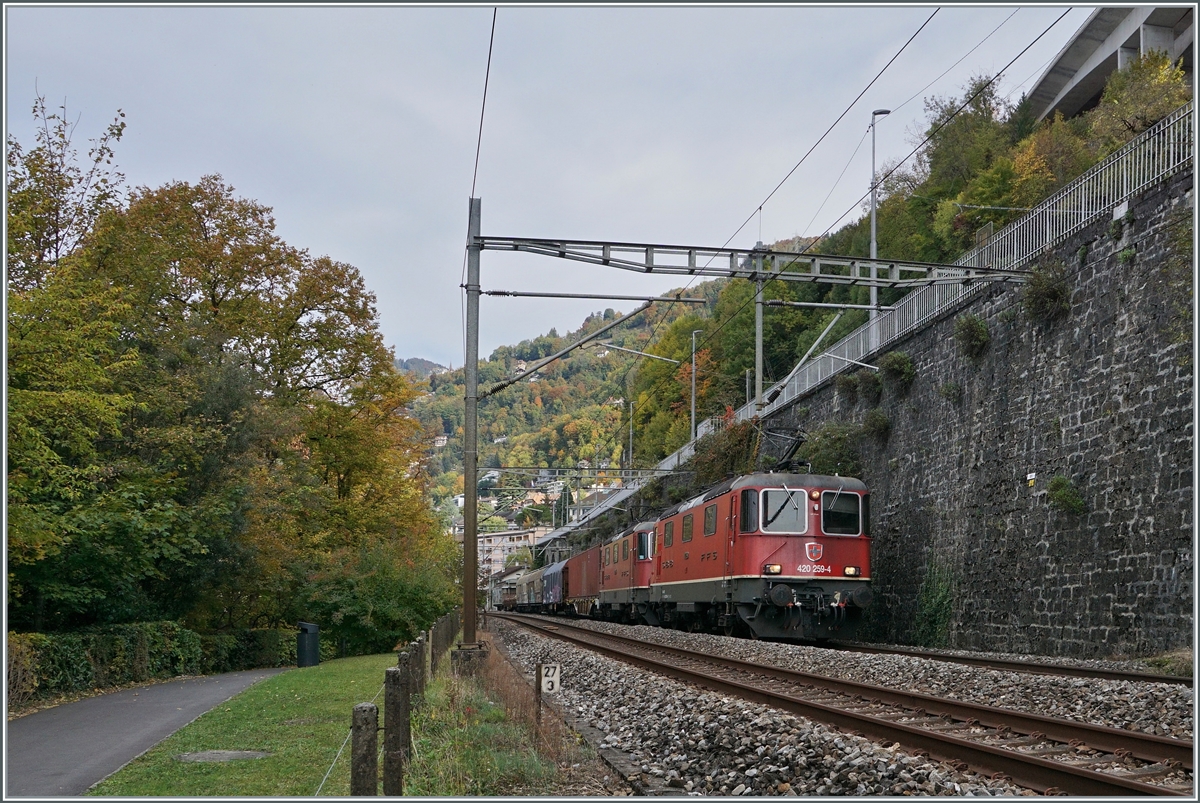 Die SBB Re 420 259-4 und eine weitere mit einem Güterzug in Richtung Wallis bei  der Station Veytaux-Chillon. 

20. Okt. 2020