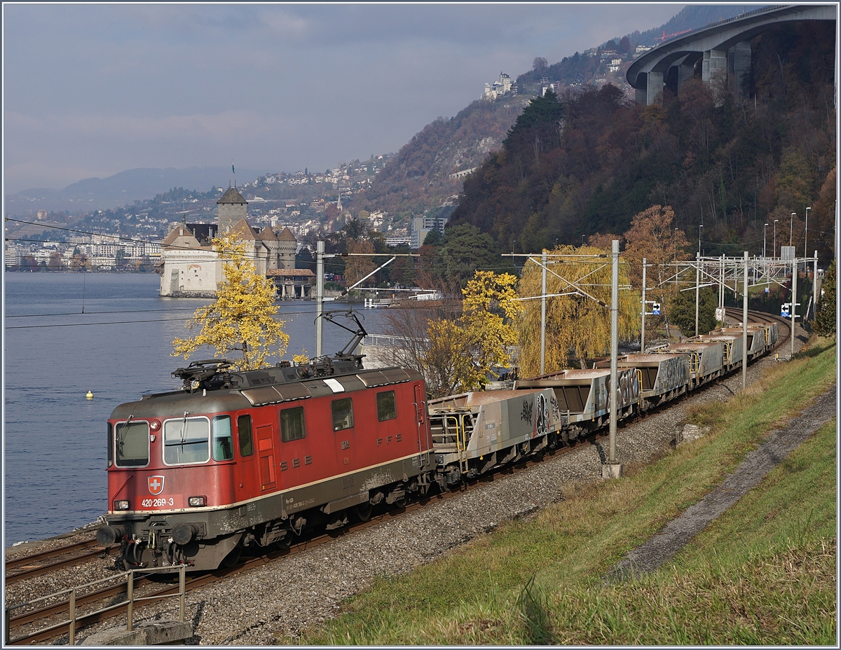 Die SBB Re 420 269-3 mit einem Güterzug beim Château de Chillon.

20. Nov. 2018